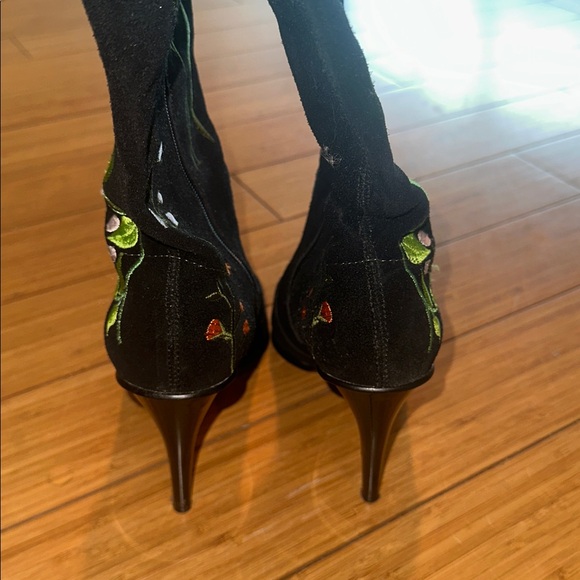 Embroidered Black Boots with Floral Design - Picture 6 of 10
